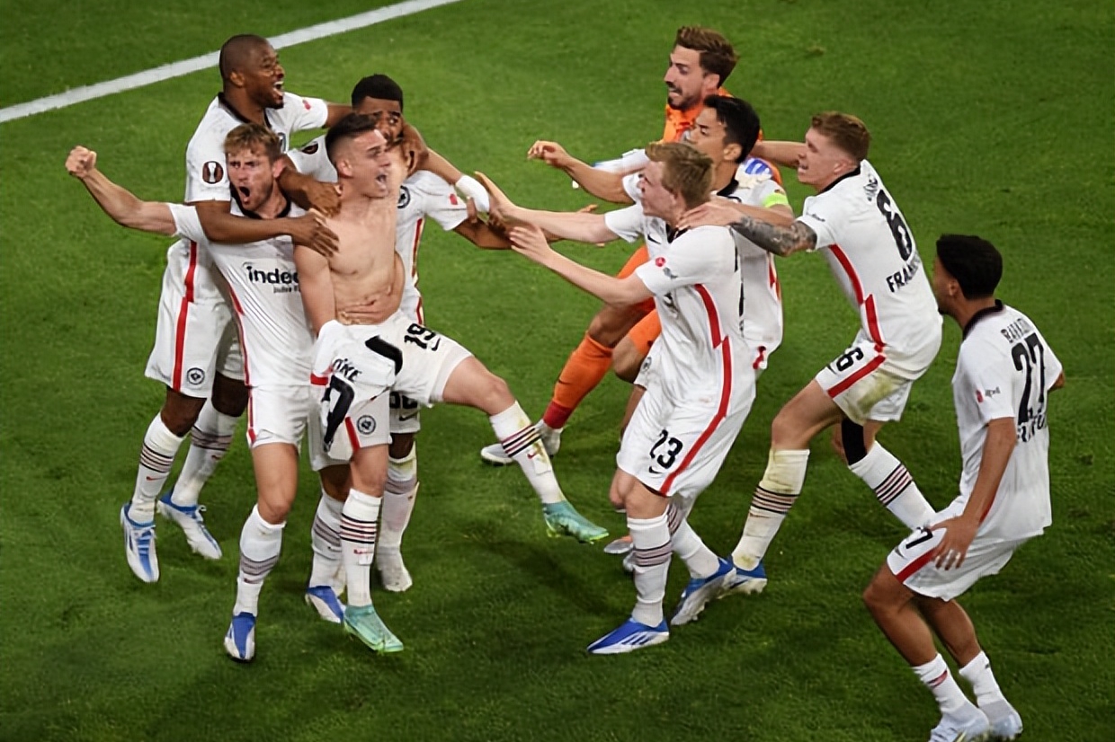 法兰克福：欧冠赛场上的“逆袭与蛰伏”交响曲